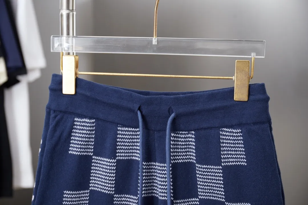🅿️220 LV Louis 25ss spring and summer new style 3️⃣color jacquard knitted shorts Light luxury A must-have item for daily commuting for men and women Correct version Welcome to compare Detailed features · Made of high-viscosity cotton material, high-count cotton is added to keep it dry and avoid stuffiness · Use exquisite intarsia patchwork technology to interpret Damier and Monogram patterns in soft indigo tones, and are full of intarsia patterns · Threaded waistband, elastic waistband · Customized hardware clock · Original main mark, washed tag, branded moisture-proof paper packaging Color: Blue Size: S/M/L/XL